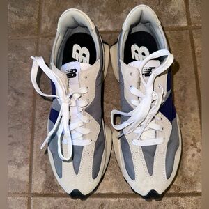 New Balance 327 M8/W9.5 in EXCELLENT condition